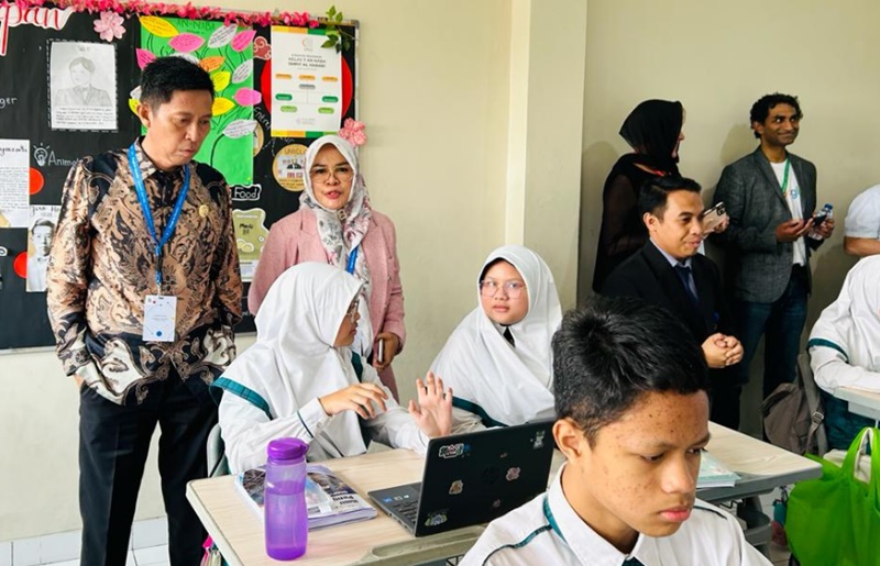 Bersama Tim Google For Education Leader Sheries, Bupati Bolsel Kunjungi SMP-IT AL-Haraki Depok