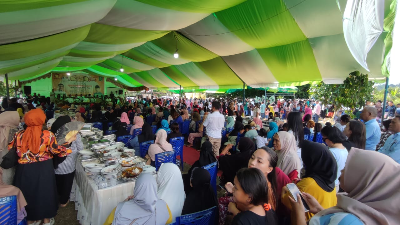 Antusiasme masyarakat Kota Kotamobagu ketika menyambut Cagub dari Partai Gerindra, Yulius Selvanus Komaling di kediaman dokter Wenny Gaib