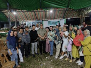 Rendy Virgiawan Mangkat Bersama PJ Walikota Kotamobagu, Abdullah Mokoginta foto bersama para Emak-emak-emak di Desa Kopandakan Satu
