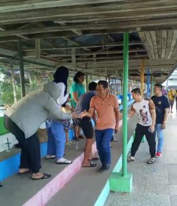 Dokter Weny Gaib S.pM didampingi Michael Iqel Bibisa saat mengunjungi pusat latihan TCW Akuatic Kotamobagu